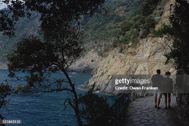 couple walking along the via d'amore - amore stock pictures, royalty-free photos & images