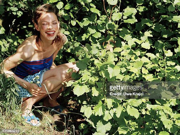 young woman urinating in the woods - people peeing 個照片及圖片檔