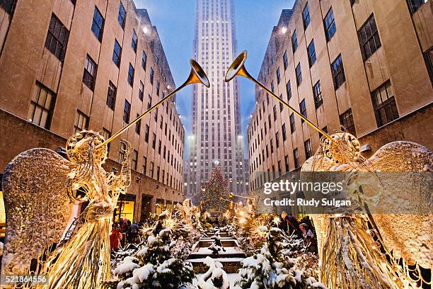 christmas angels at rockefeller center, new york city - rockefeller center christmas tree stock-fotos und bilder