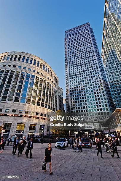 office buildings at canary wharf - canada tower stock pictures, royalty-free photos & images