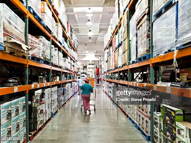 warehouse shopping - costco stockfoto's en -beelden