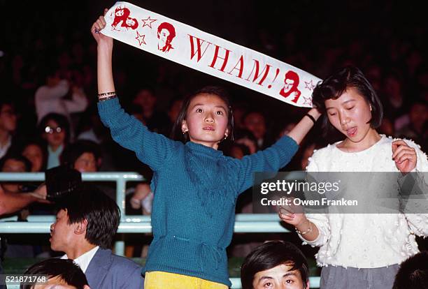 fan holds banner at wham! concert in beijing - china 1985 stockfoto's en -beelden