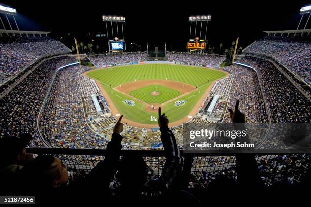 fans cheering during championship game at dodger stadium - baseball game stadium stockfoto's en -beelden