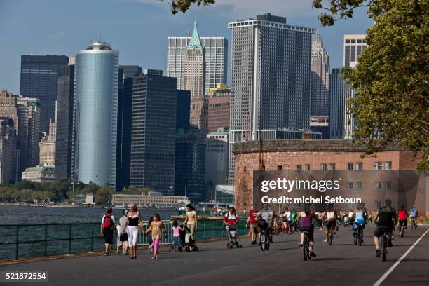 the skyline of manhattan - battery park stock pictures, royalty-free photos & images