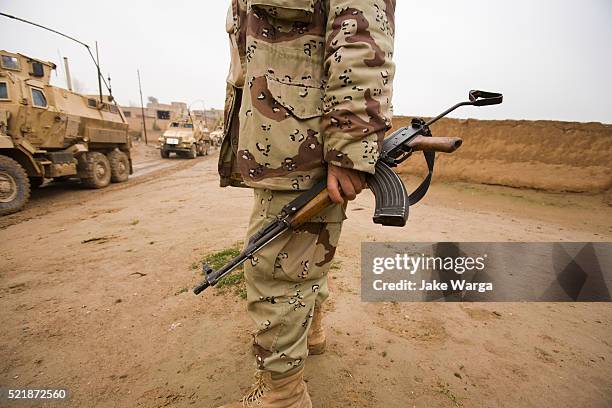 iraqi army soldier with old kalashnikov, ak, rifle - kalasjnikov stockfoto's en -beelden