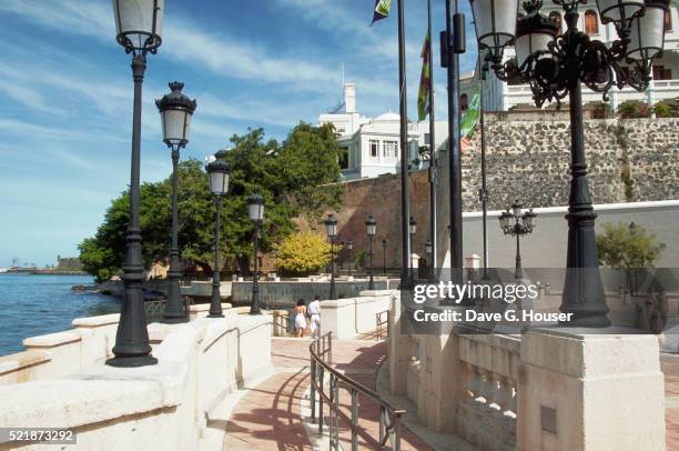 seaside promenade in old san juan - altstadt von san juan stock-fotos und bilder