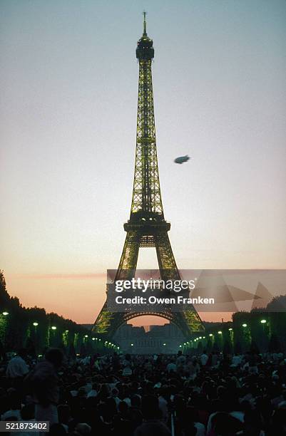 eiffel tower at bicentennial - eiffel tower at night stock pictures, royalty-free photos & images