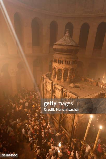 worshippers in the church of the holy sepulchre - golgotha jeruzalem stockfoto's en -beelden