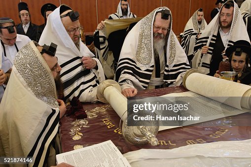 Master Rabbi Rabbi Reading Torah Before Hasidic Congregation High-Res Stock Photo ...