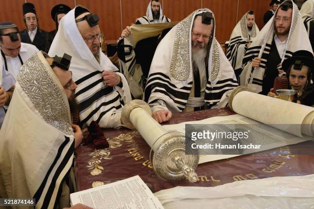 rabbi reading torah before hasidic congregation - rabbi - fotografias e filmes do acervo