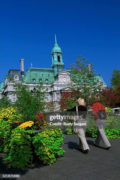 place jacques-cartier and hotel de ville in montreal - hotel de ville montreal stock pictures, royalty-free photos & images