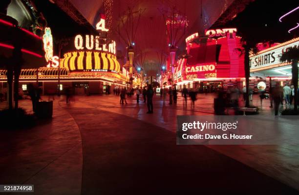 las vegas pedestrian mall - casino interior photos et images de collection