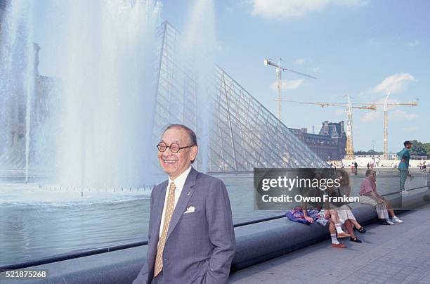 i.m. pei with the louvre pyramid - im pei stock-fotos und bilder