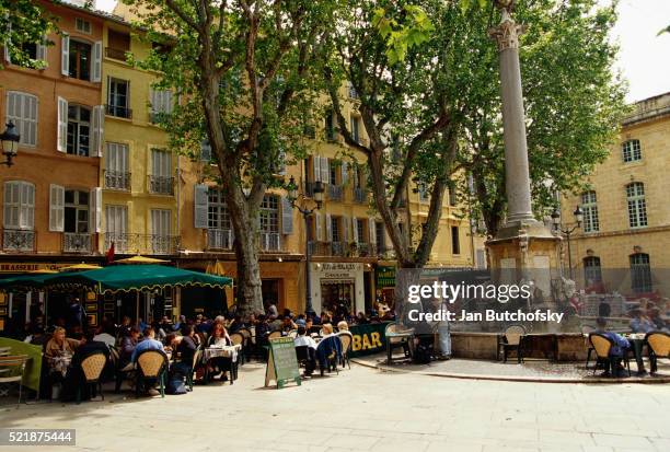 sidewalk cafes on the place de hotel de ville - エクスアンプロヴァンス ストックフォトと画像