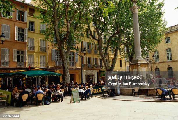 sidewalk cafes on the place de hotel de ville - frans terras stockfoto's en -beelden