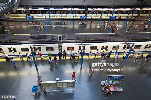subway station in madrid - metrostation stockfoto's en -beelden