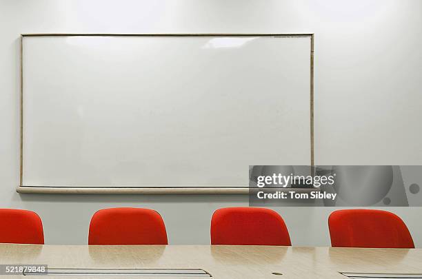 dry erase board and conference chairs - whiteboard visual aid stockfoto's en -beelden