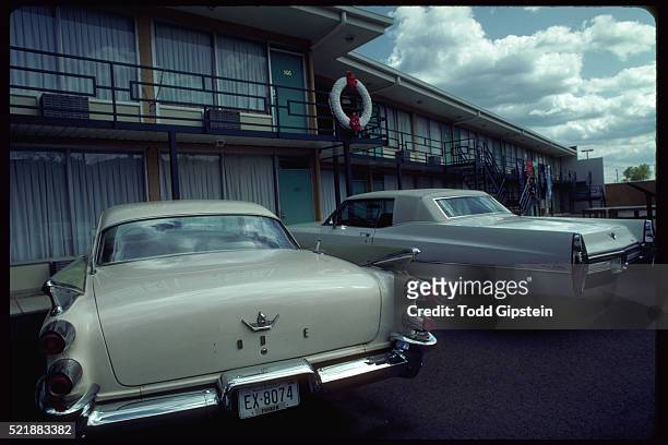 cars parked at the national civil rights museum - lorraine motel 個照片及圖片檔