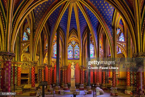 interior of sainte chapelle in paris. - sainte chapelle photos et images de collection