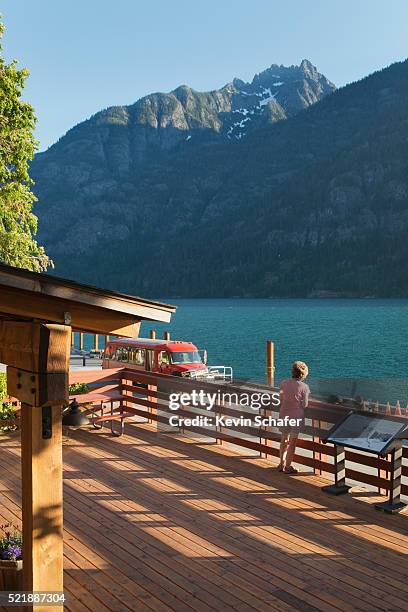 stehekin dock, lake chelan, north cascade mountains, washington usa - lake chelan stock-fotos und bilder