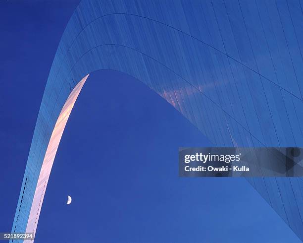 moon under the gateway arch - gateway arch stock pictures, royalty-free photos & images