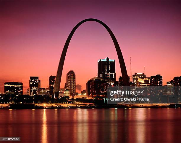 gateway arch, st. louis, missouri - missouri arch stock pictures, royalty-free photos & images