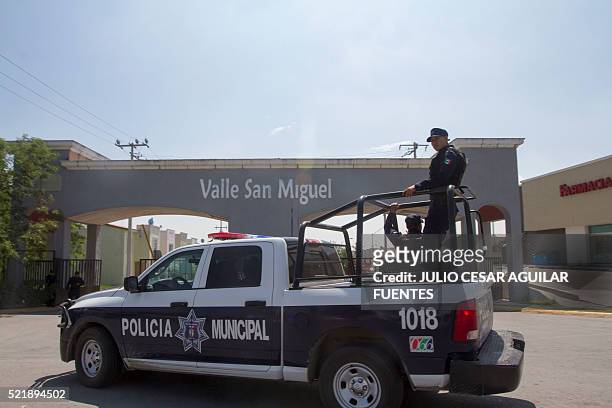 Police guard the place where ten people were killed at a residential area in Apodaca Nuevo León, Mexico,on April 17, 2016. / AFP / Julio Cesar...