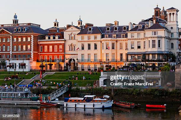 waterfront in richmond upon thames, surrey, england - gran londres fotografías e imágenes de stock