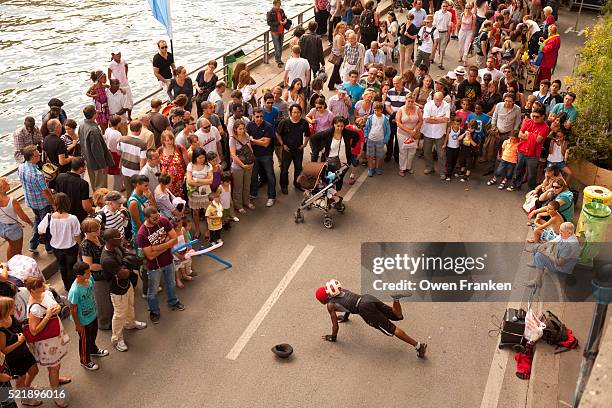 paris plage - paris beach on the seine - 大道芸人 ストックフォトと画像