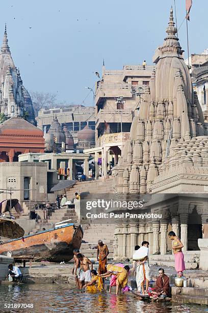 scindia ghat in varanasi, india - ganges stockfoto's en -beelden