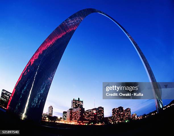 gateway arch, st. louis, missouri - missouri skyline stock pictures, royalty-free photos & images