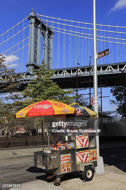 hot dog cart with manhattan bridge - food stall stockfoto's en -beelden