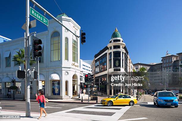 exclusive boutiques and shops on rodeo drive. - rodeo drive stock-fotos und bilder