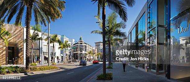 exclusive boutiques and shops on rodeo drive. - beverly hills california stock-fotos und bilder