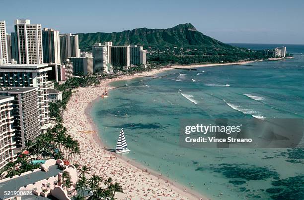 waikiki beach and diamond head - waikiki beach stock-fotos und bilder