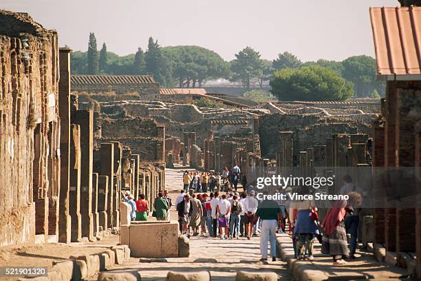 visitors to the pompeii city ruins - pompeya fotografías e imágenes de stock