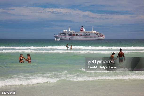 people on praia do forte beach with cruise ship ms deutschland (reederei peter deilmann) - peter forte fotografías e imágenes de stock