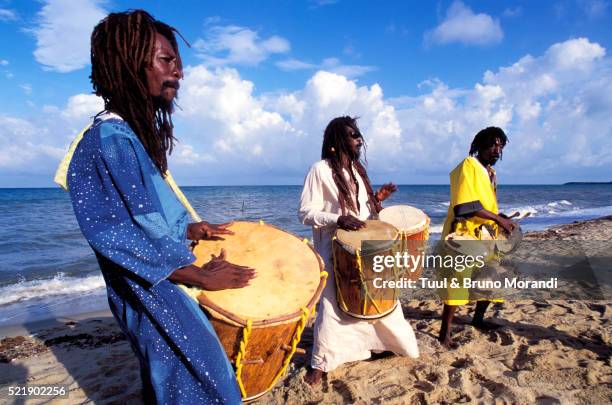 Garifuna Turtle Shell Instruments Garifuna Belize Fotografías e imágenes de stock - Getty Images