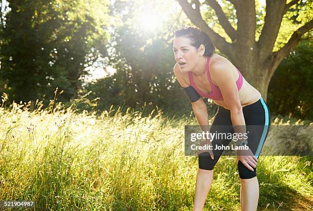 exhausted runner - hand op knie stockfoto's en -beelden