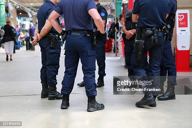 police presence in gare du nord, paris - paris police stock pictures, royalty-free photos & images