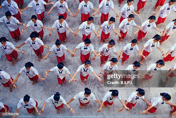 students practicing traditional thai dance - matching outfits stock-fotos und bilder