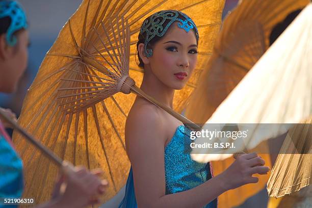 thai dancers in traditional costume with gold parasols - provinz nakhon sawan stock-fotos und bilder