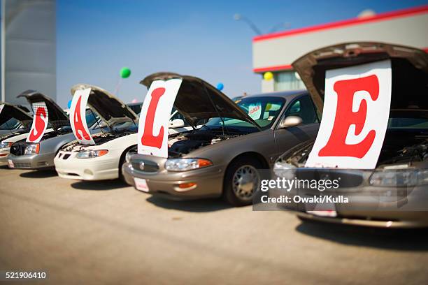 sale sign and cars at used car dealership - middelgrote groep dingen stockfoto's en -beelden