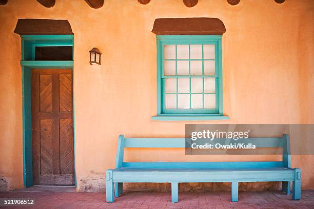 turquoise bench in taos courtyard - taos fotografías e imágenes de stock