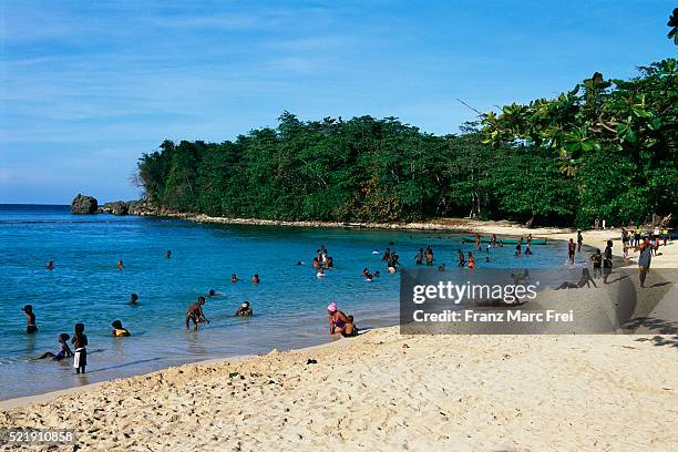 beach on winnifred bay - port antonio jamaica stock pictures, royalty-free photos & images