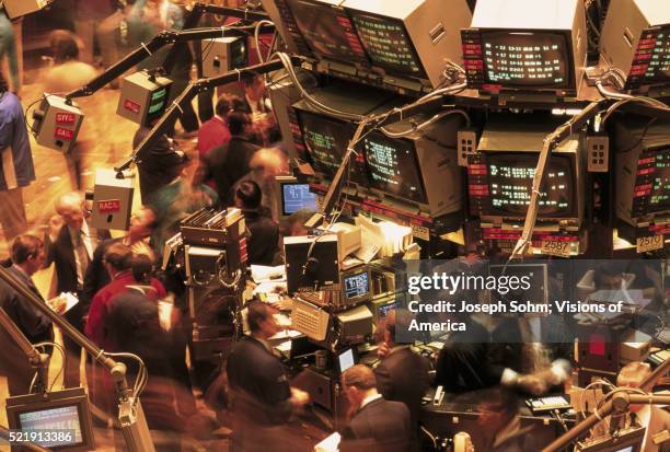 stock traders in the new york stock exchange - börsensaal stock-fotos und bilder