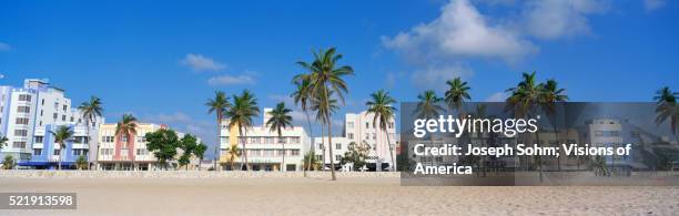 art deco district of miami beach - jason statham on set of despierta america in miami stockfoto's en -beelden