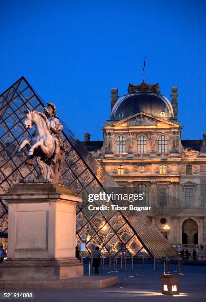 paris, louvre - louvre fotografías e imágenes de stock