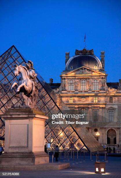 paris, louvre - musée du louvre stockfoto's en -beelden