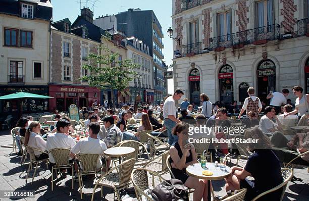 busy sidewalk cafe in rennes - rennes france 個照片及圖片檔